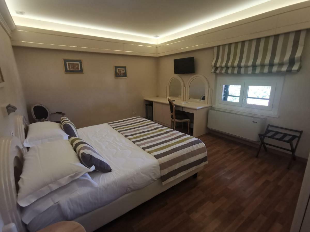 Grand Hotel Vittoria Montecatini Terme Bilik gambar
